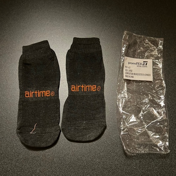 💝 $1 when Bundled 💝 NWT Grippy Ankle Socks Size L - Picture 1 of 7